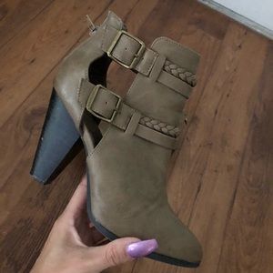 🐻Tan Buckle Braided Booties🐻